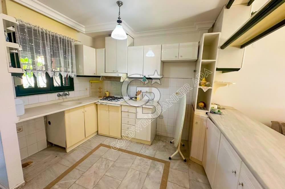 Kuşadası Soğucak'ta Sahile 5-6 Dakikalık Yürüme Mesafesinde Geniş Bahçeli  Ege Villası