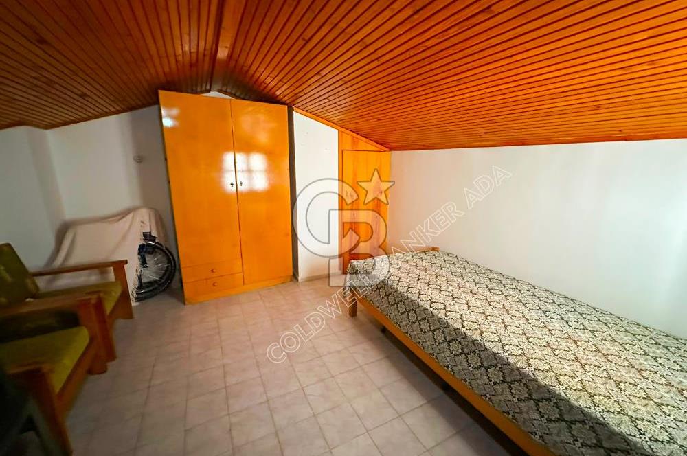 Kuşadası Soğucak'ta Sahile 5-6 Dakikalık Yürüme Mesafesinde Geniş Bahçeli  Ege Villası