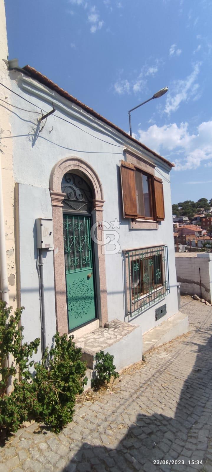 AYVALIK MERKEZ'DE TARİHİ DOKUDA SATILIK EŞYALI MÜSTAKİL EV