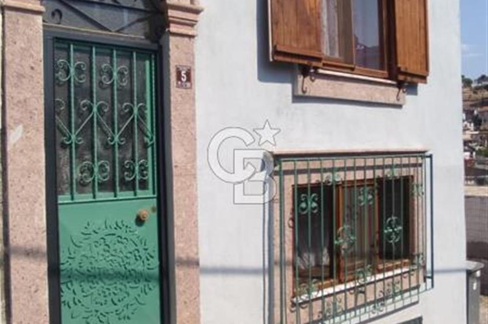 AYVALIK MERKEZ'DE TARİHİ DOKUDA SATILIK EŞYALI MÜSTAKİL EV