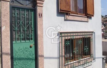 AYVALIK MERKEZ'DE TARİHİ DOKUDA SATILIK EŞYALI MÜSTAKİL EV