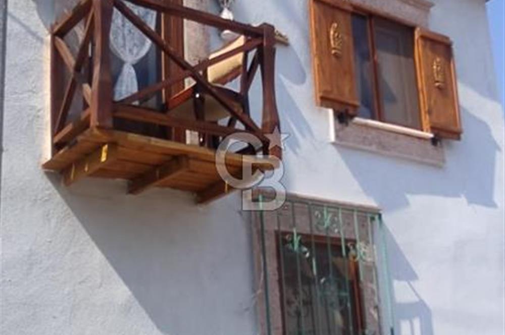 AYVALIK MERKEZ'DE TARİHİ DOKUDA SATILIK EŞYALI MÜSTAKİL EV