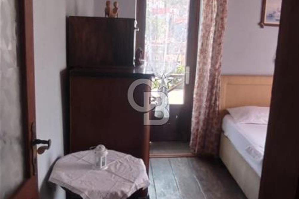 AYVALIK MERKEZ'DE TARİHİ DOKUDA SATILIK EŞYALI MÜSTAKİL EV