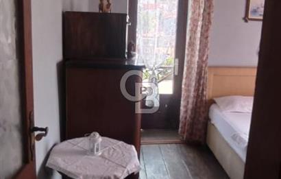 AYVALIK MERKEZ'DE TARİHİ DOKUDA SATILIK EŞYALI MÜSTAKİL EV