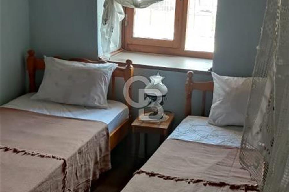 AYVALIK MERKEZ'DE TARİHİ DOKUDA SATILIK EŞYALI MÜSTAKİL EV
