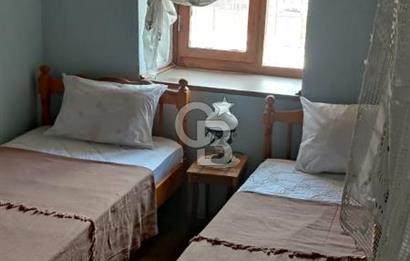 AYVALIK MERKEZ'DE TARİHİ DOKUDA SATILIK EŞYALI MÜSTAKİL EV