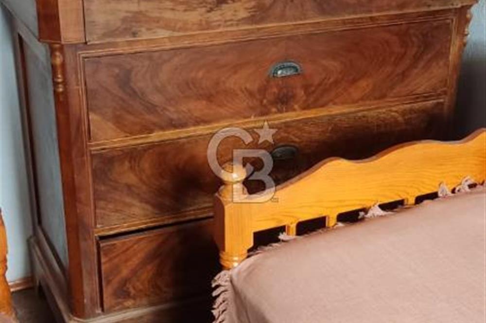 AYVALIK MERKEZ'DE TARİHİ DOKUDA SATILIK EŞYALI MÜSTAKİL EV