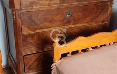 AYVALIK MERKEZ'DE TARİHİ DOKUDA SATILIK EŞYALI MÜSTAKİL EV