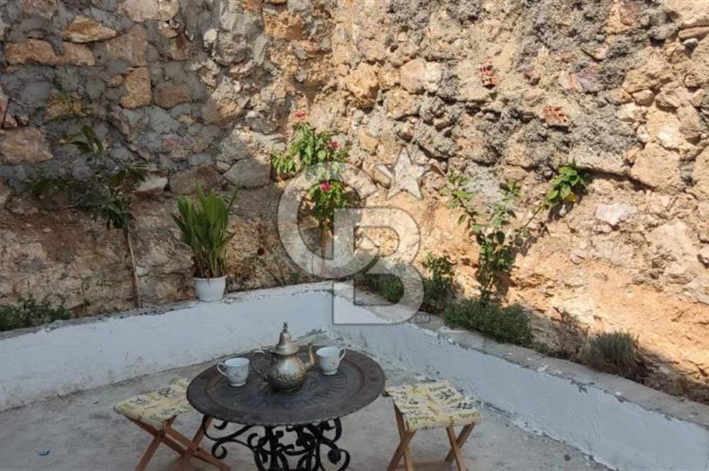 AYVALIK MERKEZ'DE TARİHİ DOKUDA SATILIK EŞYALI MÜSTAKİL EV