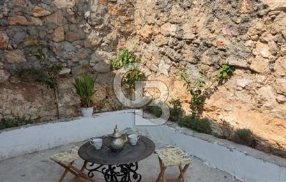 AYVALIK MERKEZ'DE TARİHİ DOKUDA SATILIK EŞYALI MÜSTAKİL EV