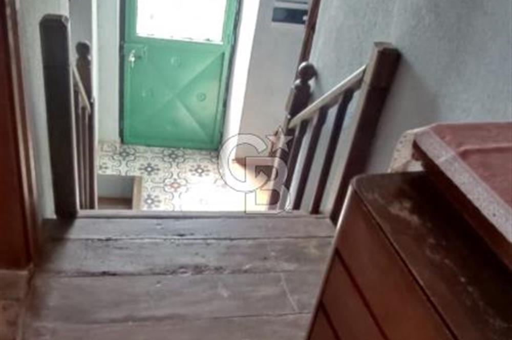 AYVALIK MERKEZ'DE TARİHİ DOKUDA SATILIK EŞYALI MÜSTAKİL EV