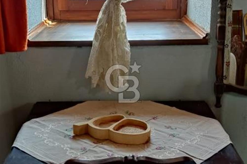 AYVALIK MERKEZ'DE TARİHİ DOKUDA SATILIK EŞYALI MÜSTAKİL EV