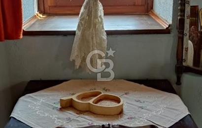 AYVALIK MERKEZ'DE TARİHİ DOKUDA SATILIK EŞYALI MÜSTAKİL EV