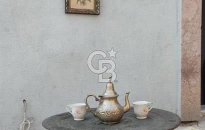 AYVALIK MERKEZ'DE TARİHİ DOKUDA SATILIK EŞYALI MÜSTAKİL EV