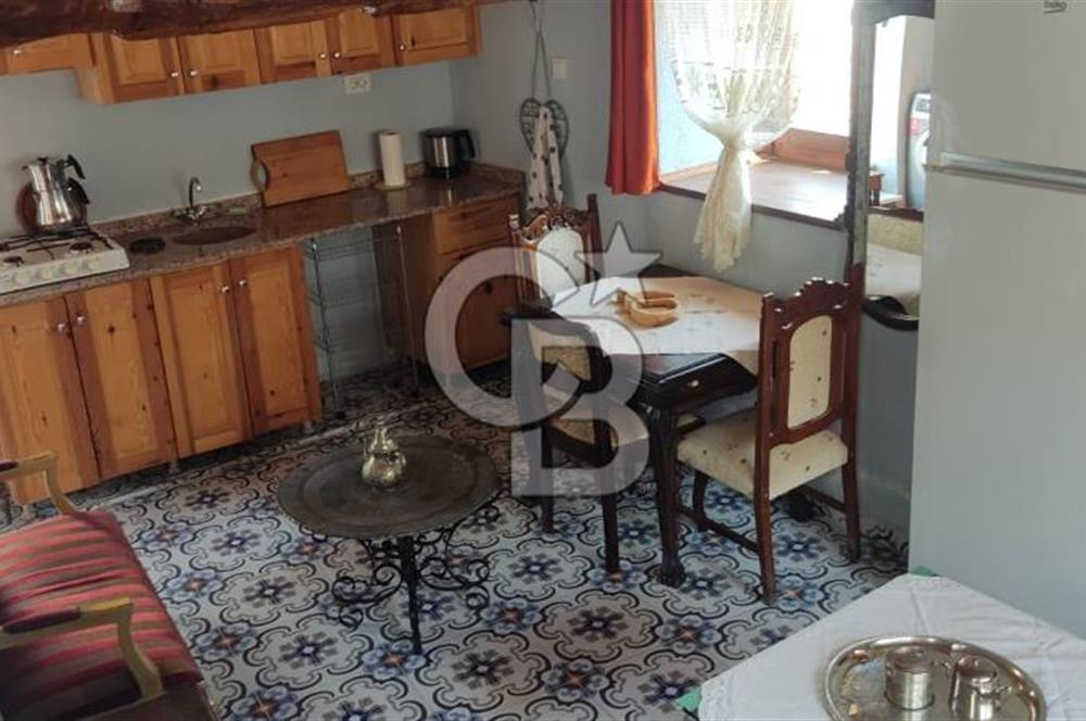 AYVALIK MERKEZ'DE TARİHİ DOKUDA SATILIK EŞYALI MÜSTAKİL EV
