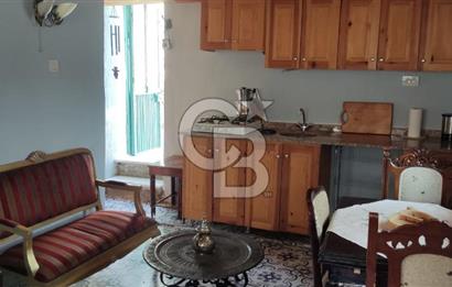 AYVALIK MERKEZ'DE TARİHİ DOKUDA SATILIK EŞYALI MÜSTAKİL EV