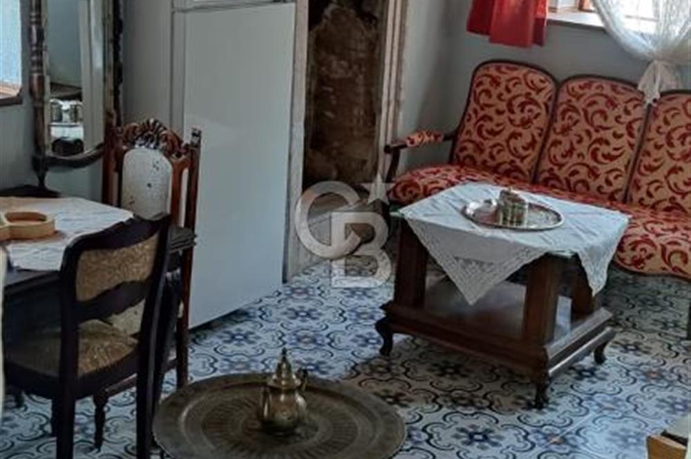 AYVALIK MERKEZ'DE TARİHİ DOKUDA SATILIK EŞYALI MÜSTAKİL EV