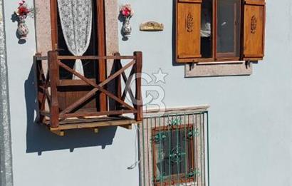 AYVALIK MERKEZ'DE TARİHİ DOKUDA SATILIK EŞYALI MÜSTAKİL EV