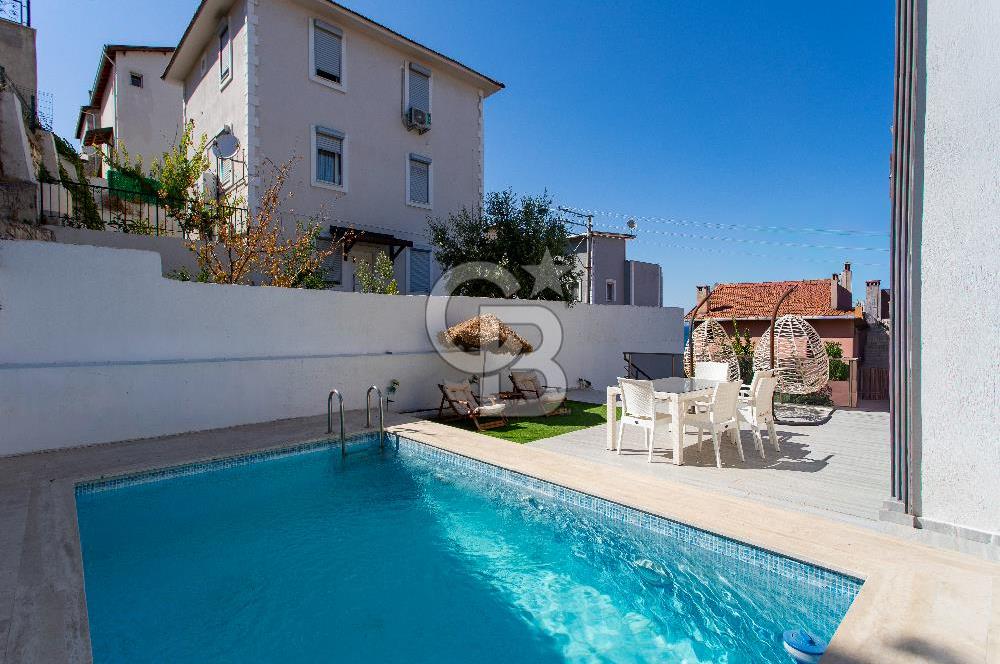 Yenifoça Donatkent Mevkiinde Satılık 3+2 Havuzlu Tripleks Villa