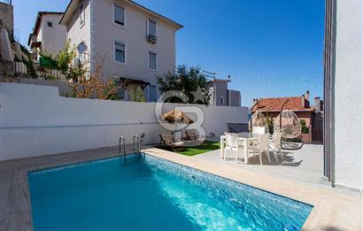 Yenifoça Donatkent Mevkiinde Satılık 3+2 Havuzlu Tripleks Villa
