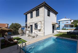 Yenifoça Donatkent Mevkiinde Satılık 3+2 Havuzlu Tripleks Villa - 1 - 359041