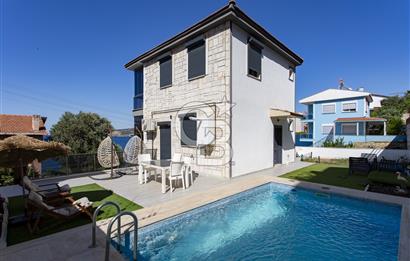 Yenifoça Donatkent Mevkiinde Satılık 3+2 Havuzlu Tripleks Villa