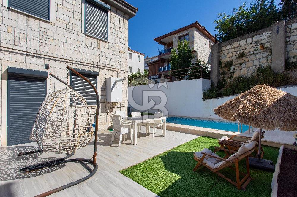 Yenifoça Donatkent Mevkiinde Satılık 3+2 Havuzlu Tripleks Villa