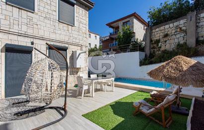 Yenifoça Donatkent Mevkiinde Satılık 3+2 Havuzlu Tripleks Villa