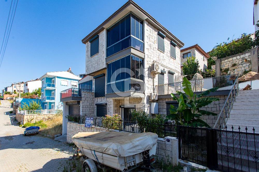 Yenifoça Donatkent Mevkiinde Satılık 3+2 Havuzlu Tripleks Villa