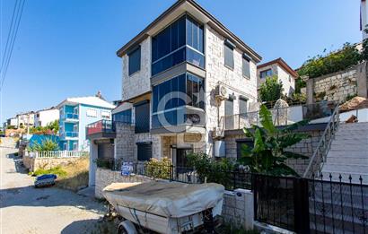 Yenifoça Donatkent Mevkiinde Satılık 3+2 Havuzlu Tripleks Villa