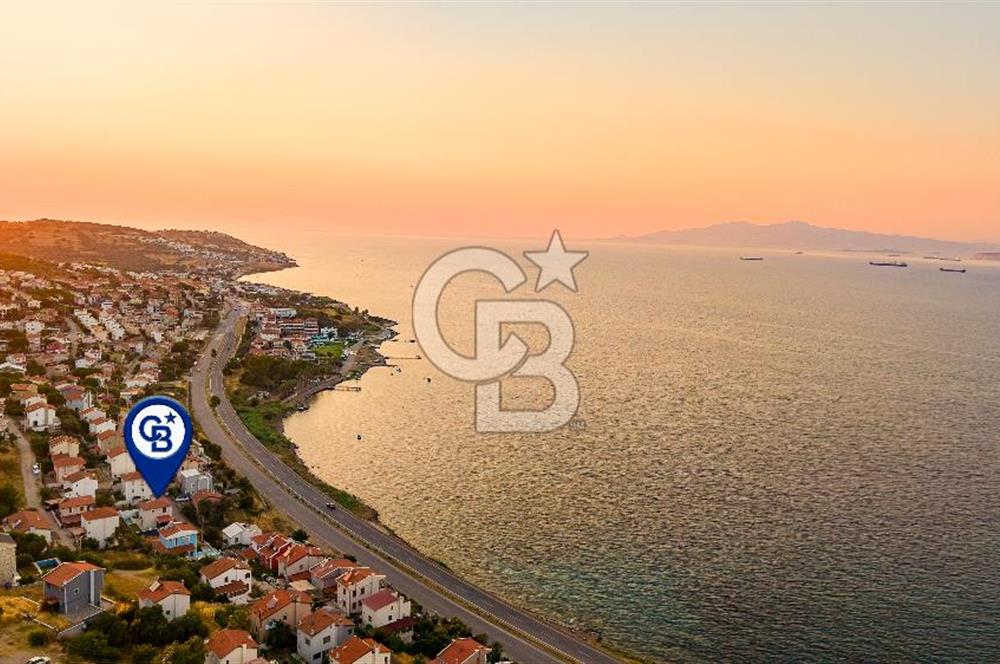Yenifoça Donatkent Mevkiinde Satılık 3+2 Havuzlu Tripleks Villa