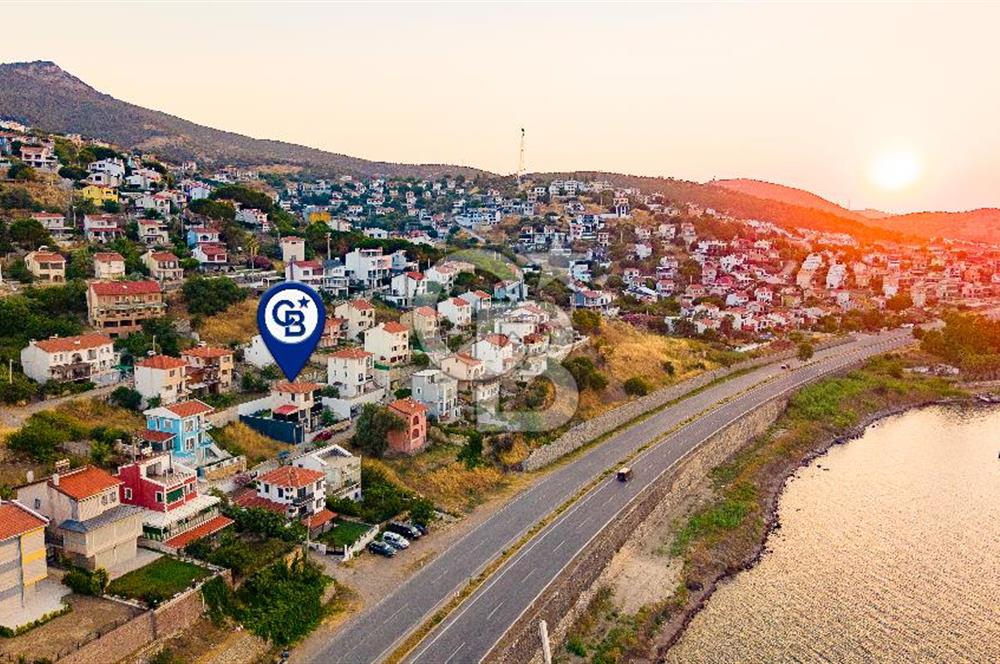 Yenifoça Donatkent Mevkiinde Satılık 3+2 Havuzlu Tripleks Villa