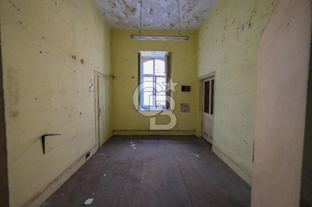 YAKUT HAN, Karaköy'de Otel Dönüşümüne Uygun Tarihi Kiralık Bina