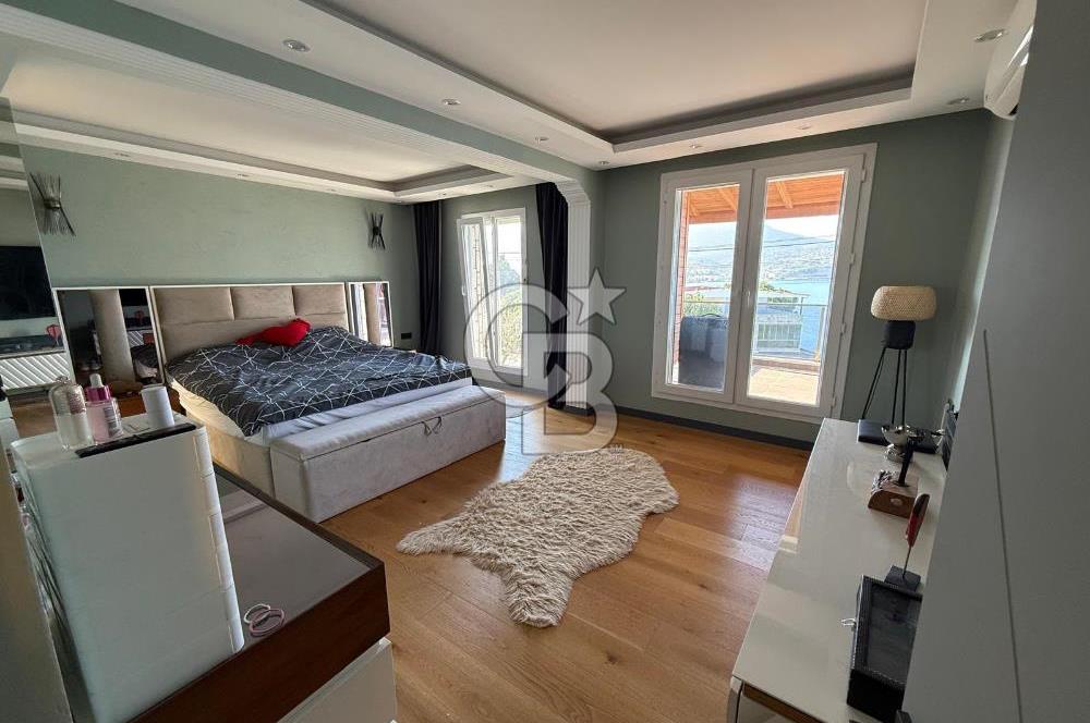 Yenifoça Gencelli'de Satılık Deniz Manzaralı Villa