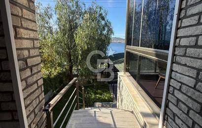 Yenifoça Gencelli'de Satılık Deniz Manzaralı Villa
