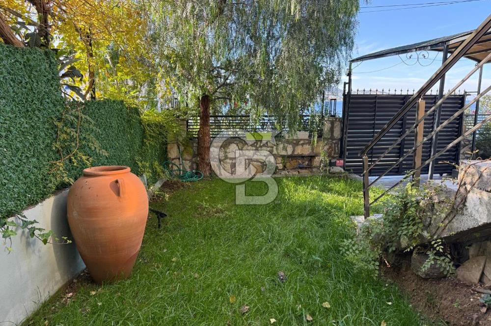 Yenifoça Gencelli'de Satılık Deniz Manzaralı Villa