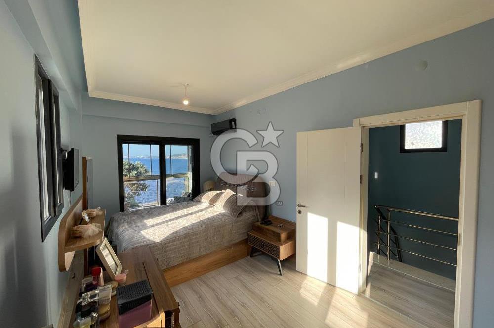 Yenifoça Donatkent Mevkiinde Satılık 3+2 Havuzlu Tripleks Villa