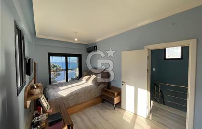 Yenifoça Donatkent Mevkiinde Satılık 3+2 Havuzlu Tripleks Villa
