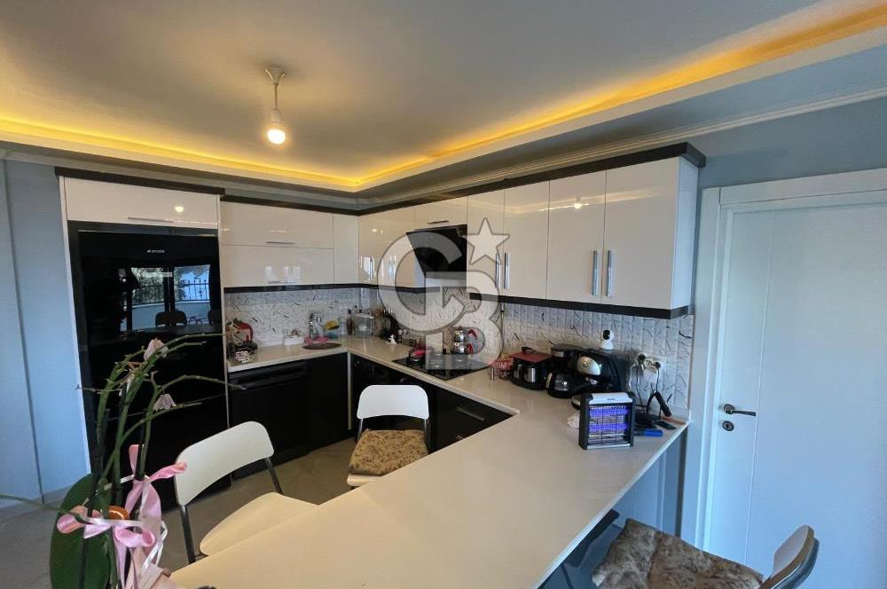 Yenifoça Donatkent Mevkiinde Satılık 3+2 Havuzlu Tripleks Villa