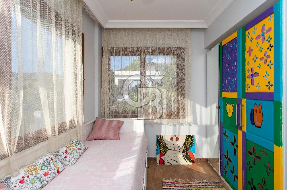 Foça İsmetpaşa'da Satılık Havuzlu Müstakil Villa