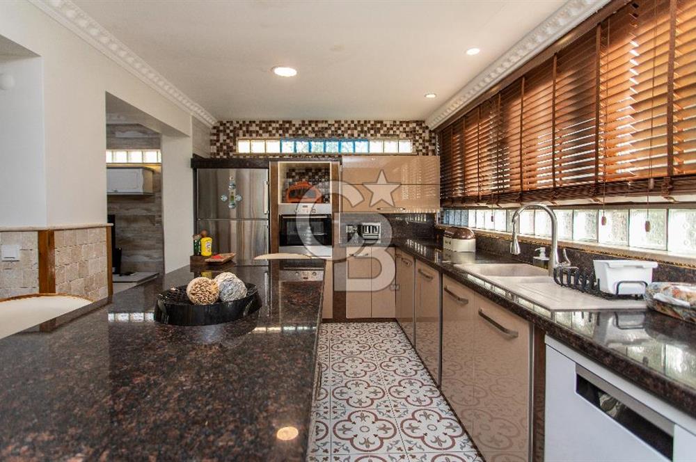 Foça İsmetpaşa'da Satılık Havuzlu Müstakil Villa