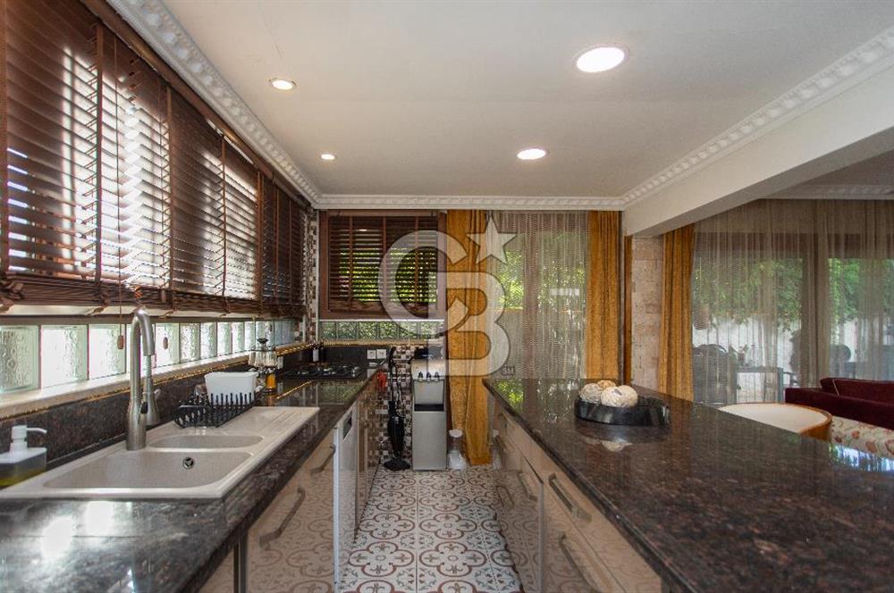 Foça İsmetpaşa'da Satılık Havuzlu Müstakil Villa