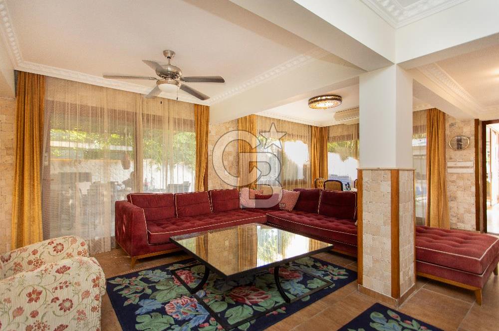 Foça İsmetpaşa'da Satılık Havuzlu Müstakil Villa
