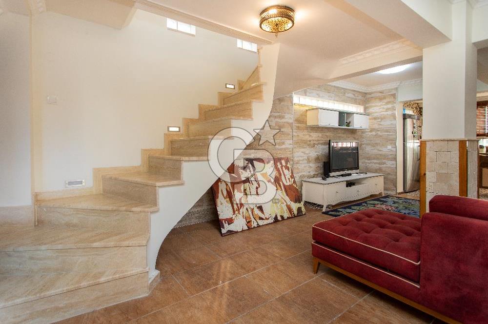 Foça İsmetpaşa'da Satılık Havuzlu Müstakil Villa