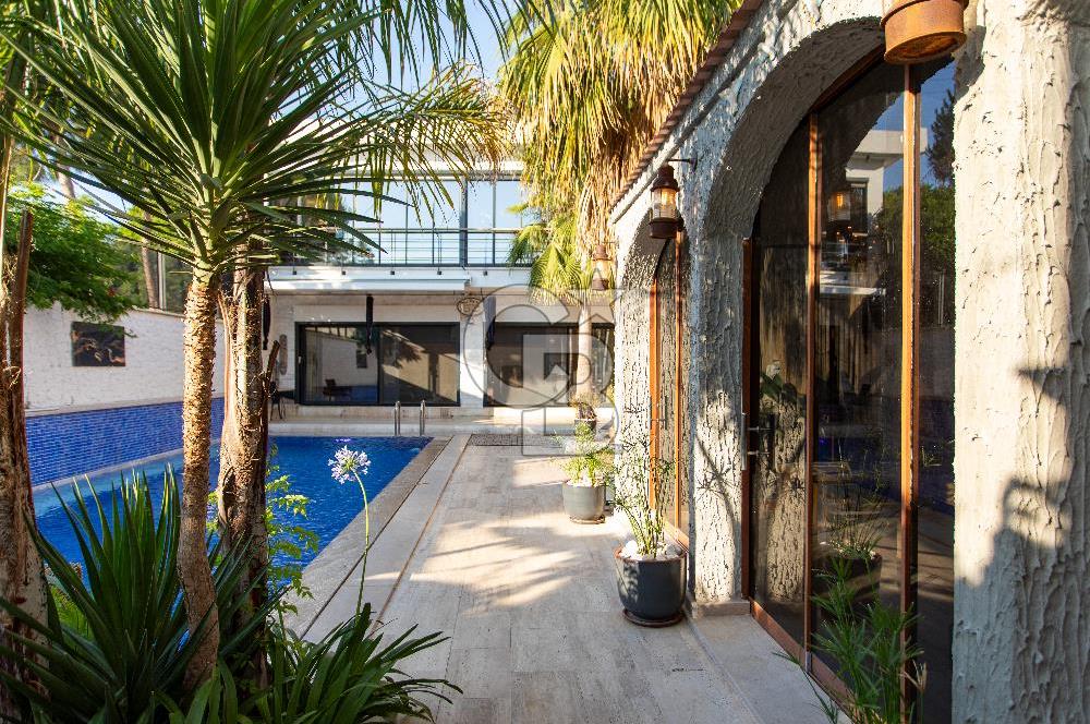 Foça İsmetpaşa'da Satılık Havuzlu Müstakil Villa