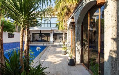 Foça İsmetpaşa'da Satılık Havuzlu Müstakil Villa