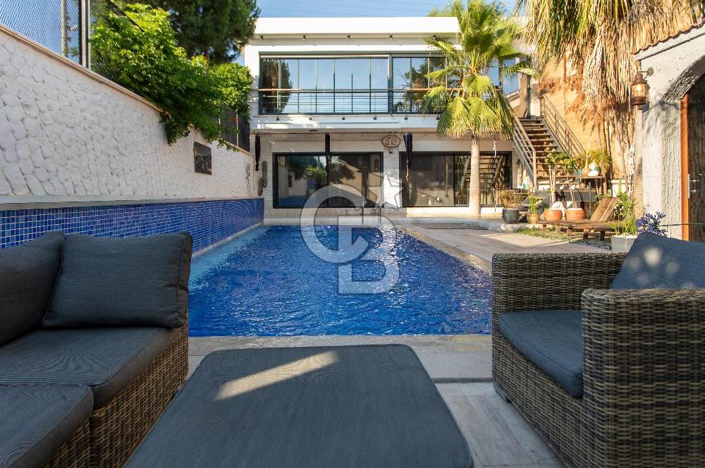 Foça İsmetpaşa'da Satılık Havuzlu Müstakil Villa