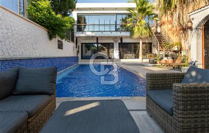 Foça İsmetpaşa'da Satılık Havuzlu Müstakil Villa