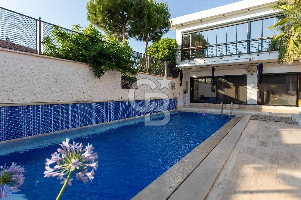 Foça İsmetpaşa'da Satılık Havuzlu Müstakil Villa
