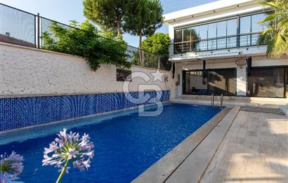 Foça İsmetpaşa'da Satılık Havuzlu Müstakil Villa